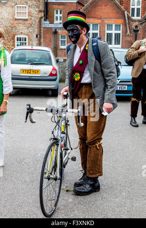 Ein Mann aus den sieben Champions Morris Männer mit seinem Fahrrad außerhalb der John Harvey Taverne In Lewes, Sussex, Großbritannien Stockfoto