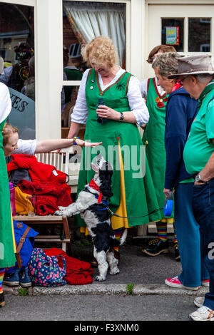 Frauen aus Chelmsford Morris Dancers außerhalb der John Harvey Taverne In Lewes bei den Städten jährliche Volksfest, Lewes, UK Stockfoto