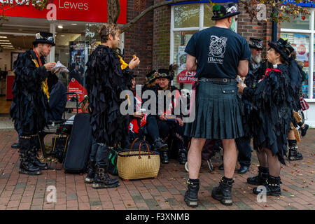 Morris Dancers aus Mythago-Morris-Gruppe beim Mittagessen In Lewes Hautpstraße während der jährlichen Volksfest, Lewes, Sussex, UK Stockfoto