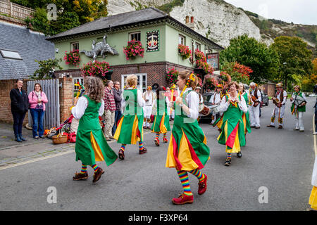 Chelmsford Tänzer Damen Morris vor den Schneeglöckchen Pub In Lewes während der jährlichen Volksfest, Lewes, Sussex, UK Stockfoto