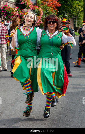 Chelmsford Tänzer Damen Morris vor den Schneeglöckchen Pub In Lewes während der jährlichen Volksfest, Lewes, Sussex, UK Stockfoto