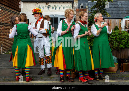 Chelmsford Damen Morris Dancers warten vor den Schneeglöckchen Pub In Lewes durchführen während der jährlichen Volksfest, Lewes, UK Stockfoto