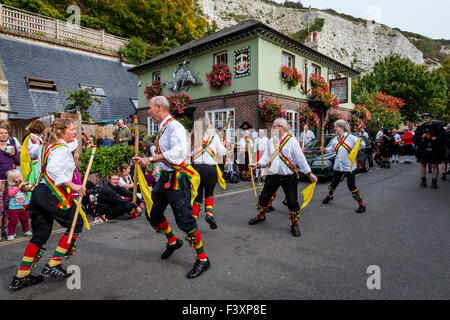 Zügellose Hahn Tänzer Morris an der Schneeglöckchen Pub In Lewes bei den Städten jährliche Volksfest, Lewes, Sussex, UK Stockfoto