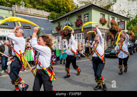 Zügellose Hahn Tänzer Morris an der Schneeglöckchen Pub In Lewes bei den Städten jährliche Volksfest, Lewes, Sussex, UK Stockfoto