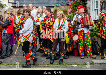 Verschiedenen Morris Gruppen warten, um In die Stadt Lewes führen Sie während der jährlichen Volksfest, Lewes, Sussex, UK Stockfoto