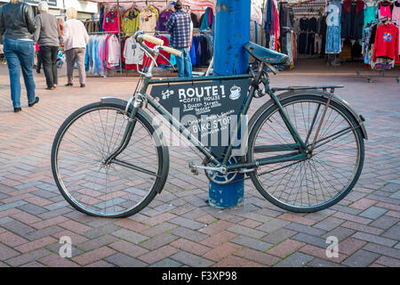 Ein altes altmodische "Handel" Fahrrad früher für Lieferungen jetzt fördert die ROUTE 1 Café Redcar North Yorkshire Stockfoto