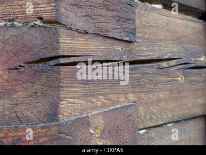 Knoten Sie mit einer Log-Haus-Detail-Großaufnahme. Stockfoto