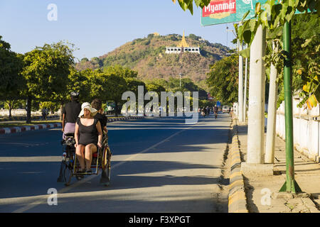 Touristen auf Rikscha, Straße nach Mandalay Hill Stockfoto