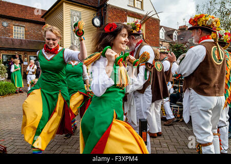 Chelmsford Tänzer Damen Morris außerhalb der Dorset Arms Pub In Lewes während der jährlichen Volksfest, Lewes, Sussex, UK Stockfoto