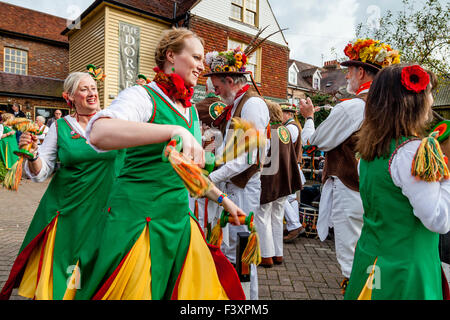 Chelmsford Tänzer Damen Morris außerhalb der Dorset Arms Pub In Lewes während der jährlichen Volksfest, Lewes, Sussex, UK Stockfoto