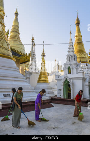 Frauen kehren die Shwedagon-Pagode in Yangon Stockfoto