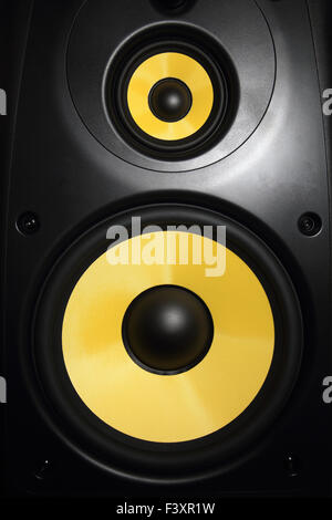 Nahaufnahme von einem gelben Lautsprecher Subwoofer Stockfoto