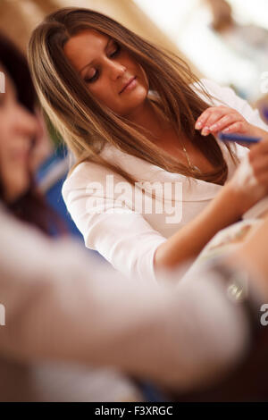 Ernsthafte Geschäftsfrau in einer Besprechung Stockfoto
