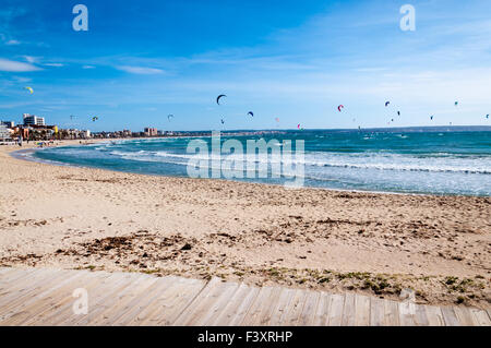 Kitesurfer an der Playa de Palma im Februar Stockfoto