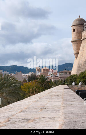 Turm des Es Baluard und Blick auf die Stadt Stockfoto