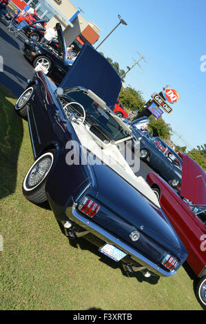 Ein schwarz 1965 Ford Mustang bei einer Autoshow. Stockfoto