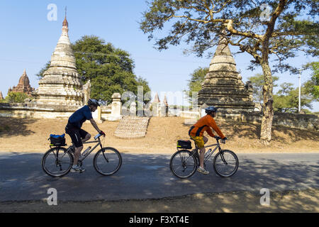 Landstraße in der Nähe von Nyaung U, Myanmar, Asien Stockfoto