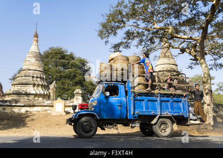 Landstraße in der Nähe von Nyaung U, Myanmar, Asien Stockfoto