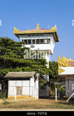 Turm von Nyaung U Flughafen Mandalay-Division Stockfoto