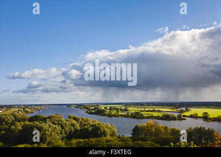 Regenwolke über Elbe in der Nähe von Boizenburg Stockfoto