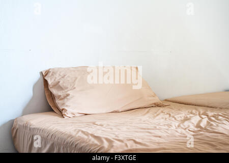 Bett im Zimmer Stockfoto