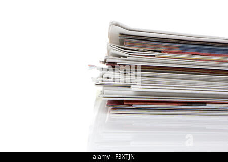 mehrere Zeitungen, Zeitschriften, gestapelt auf weiß Stockfoto