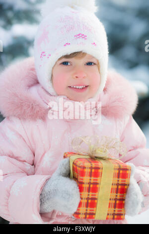 Glückliches Kind mit Geschenk-box Stockfoto