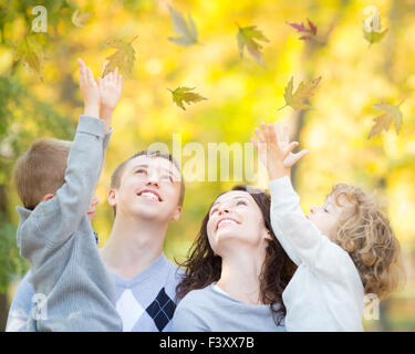 Familie Spaß im Herbst Stockfoto