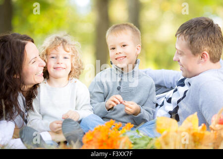 Familie Picknick im Herbst Stockfoto