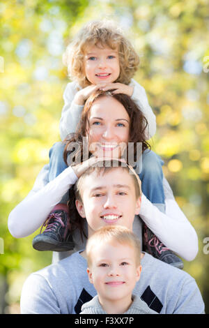 Happy Family im Herbst park Stockfoto