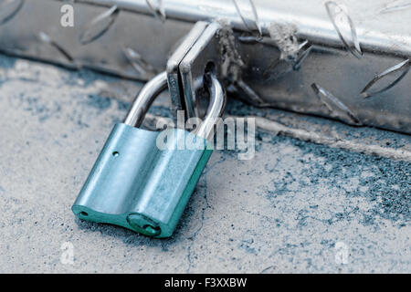 Ein Vorhängeschloss auf eine eiserne Tür - Nahaufnahme Stockfoto