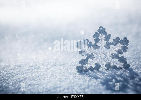 Silberschmuck Weihnachten im Schnee Stockfoto