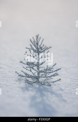 Weihnachtsbaum Dekoration auf Schnee Silber Stockfoto