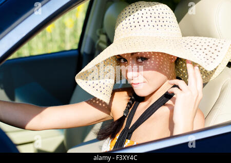 Frau Treiber tragen große Stroh-Sonnenhut Stockfoto