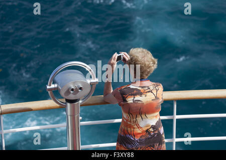 Alte Frau auf einem Kreuzfahrtschiff Stockfoto