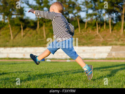 Kleine Junge Luft einen Ball Stockfoto