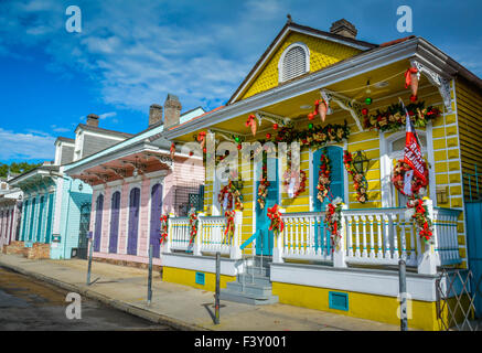 Ein Klassiker und bunten kreolischen Cottage eingerichtet in Garland und Kränze für die Feiertage im French Quarter in New Orleans, LA Stockfoto