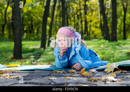 Boshafte kleine Mädchen in einem park Stockfoto