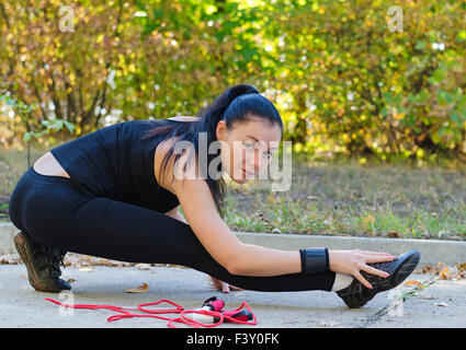 Frau Aufwärmen vor dem training Stockfoto