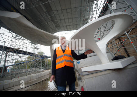 Stuttgart, Deutschland. 13. Oktober 2015. Christoph Ingenhoven, Architekt des Low-Level-Bahnhofs Stuttgart 21, steht neben einem Modell einer Spalte vor ein Segment einer Spalte Modells in Originalgröße auf der Baustelle in Stuttgart, Deutschland, 13. Oktober 2015. 28 dieser Spalten werden zu stützen, der lichtdurchflutete Decke des Bahnhofs verwendet werden. Foto: Marijan Murat/Dpa/Alamy Live News Stockfoto