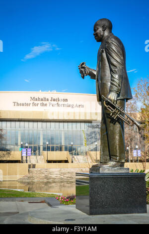 Statue von Louis Armstrong und Mahalia Jackson Theater Performing Arts Gebäude in Armstrong Park, Treme Bereich, New Orleans, LA Stockfoto