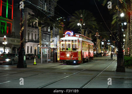 Der Canal Streetcar nachts unter den Neonröhren und Weihnachtsschmuck sorgt für ein festliches Ambiente in New Orleans, LA Stockfoto