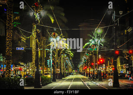 Der Canal Streetcar nachts unter den Neonröhren und Weihnachtsschmuck sorgt für ein festliches Ambiente in New Orleans, LA Stockfoto