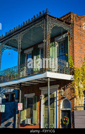 Kreolische Stadthaus im French Quarter, ältere mit Persönlichkeit und verfügt über einen reich verzierten schmiedeeisernen Balkon, New Orleans, LA Stockfoto