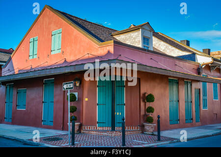 Bunte alte Eckgebäude mit grünen Fensterläden im French Quarter, New Orleans, LA Stockfoto