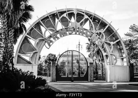 Das kreisförmige Eisentor und der Metallbogeneingang zum beeindruckenden Louis Armstrong Park in der Treme-Gegend von New Orleans, LA, USA Stockfoto