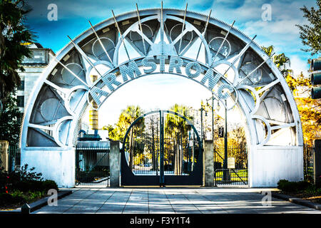 Das halbkreisförmige Eisentor und der Metallbogeneingang zum Armstrong Park, benannt nach Louis Armstrong, in der Treme-Gegend von New Orleans, LA Stockfoto