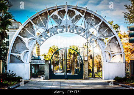 Die kreisförmige Eisentor und Metall Torbogen Eintritt in die beeindruckende Armstrong Park im Bereich Treme von New Orleans, LA Stockfoto