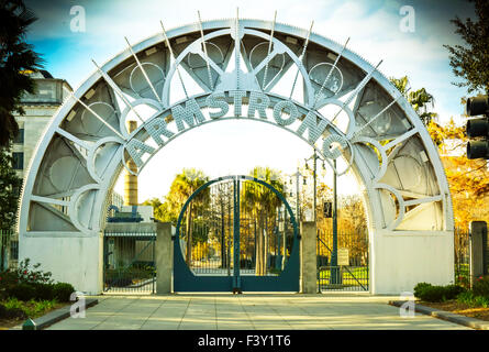 Die kreisförmige Eisentor und Metall Torbogen Eintritt in die beeindruckende Armstrong Park im Bereich Treme von New Orleans, LA Stockfoto