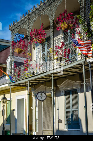 St Ann Inn, A Kreolisch Stadthaus mit reich verzierten schmiedeeisernen Balkonen und hängenden Blüten im French Quarter von New Orleans, LA Stockfoto